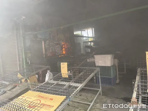 ▲台南市永康國光二街一處倉庫，10日下午4時15分許傳出火警，消防人員全力射水搶救。（圖／民眾提供，下同）