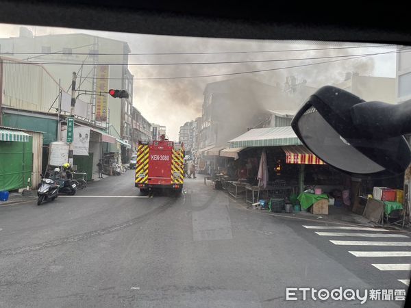 ▲台南市永康國光二街一處倉庫，10日下午4時15分許傳出火警，消防人員全力射水搶救。（圖／民眾提供，下同）