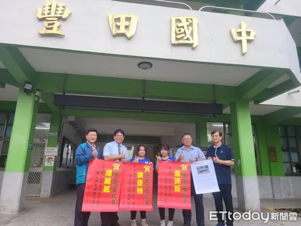 ▲詹沛炘（右3）獲選全國技藝教育績優獎。（圖／記者楊漢聲翻攝）