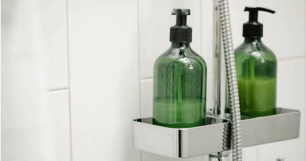 看到洗髮精、沐浴乳快見底時，許多民眾為了省錢都會在加滿水後繼續使用，但其實這樣做反而會越洗越髒。（示意圖／pexels）