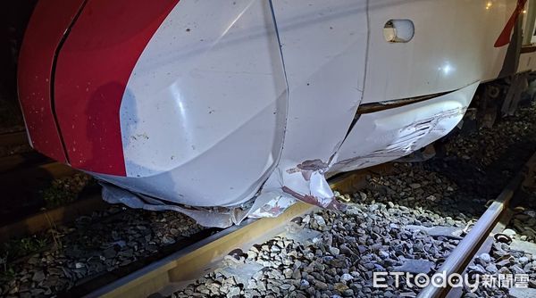 ▲▼台鐵445車次普悠瑪列車撞上落石出軌。（圖／記者黃彥傑翻攝）