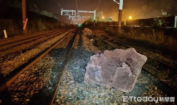 ▲▼台鐵445車次普悠瑪列車撞上落石出軌。（圖／記者黃彥傑翻攝）