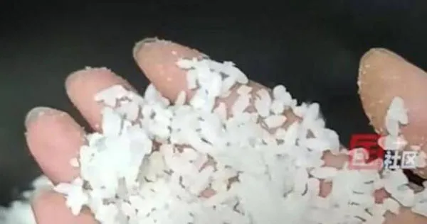 1名男子聲稱自己買到了1種「神奇米」。（圖／翻攝自微博）