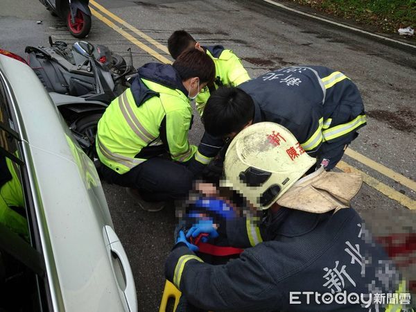 ▲▼             新店轎車機車碰撞，男女命危。（圖／記者陳以昇翻攝）