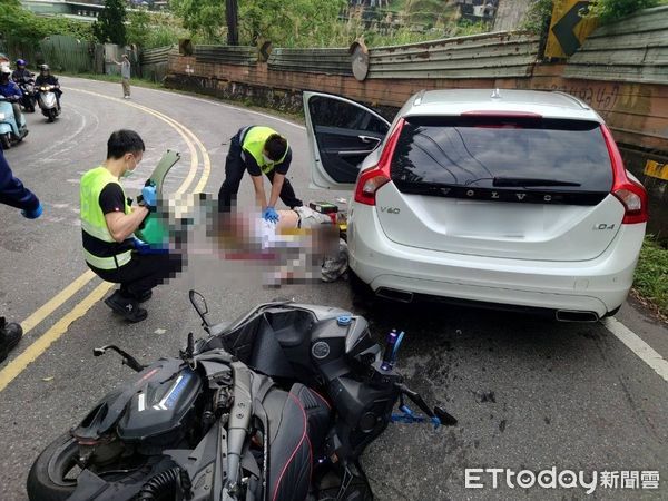 ▲▼             新店轎車機車碰撞，男女命危。（圖／記者陳以昇翻攝）