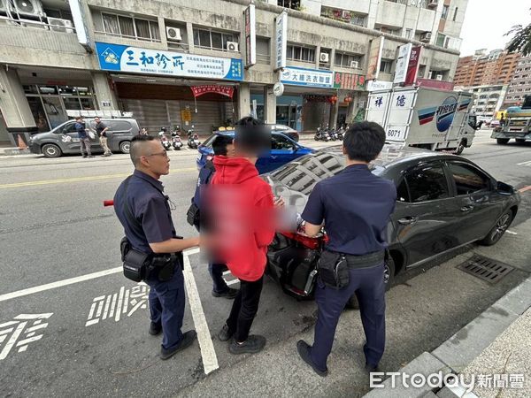 ▲▼酒駕男子泥醉當街停車，警破窗叫醒，這才得知車子竟然停在派出所前。（圖／民眾提供，下同）