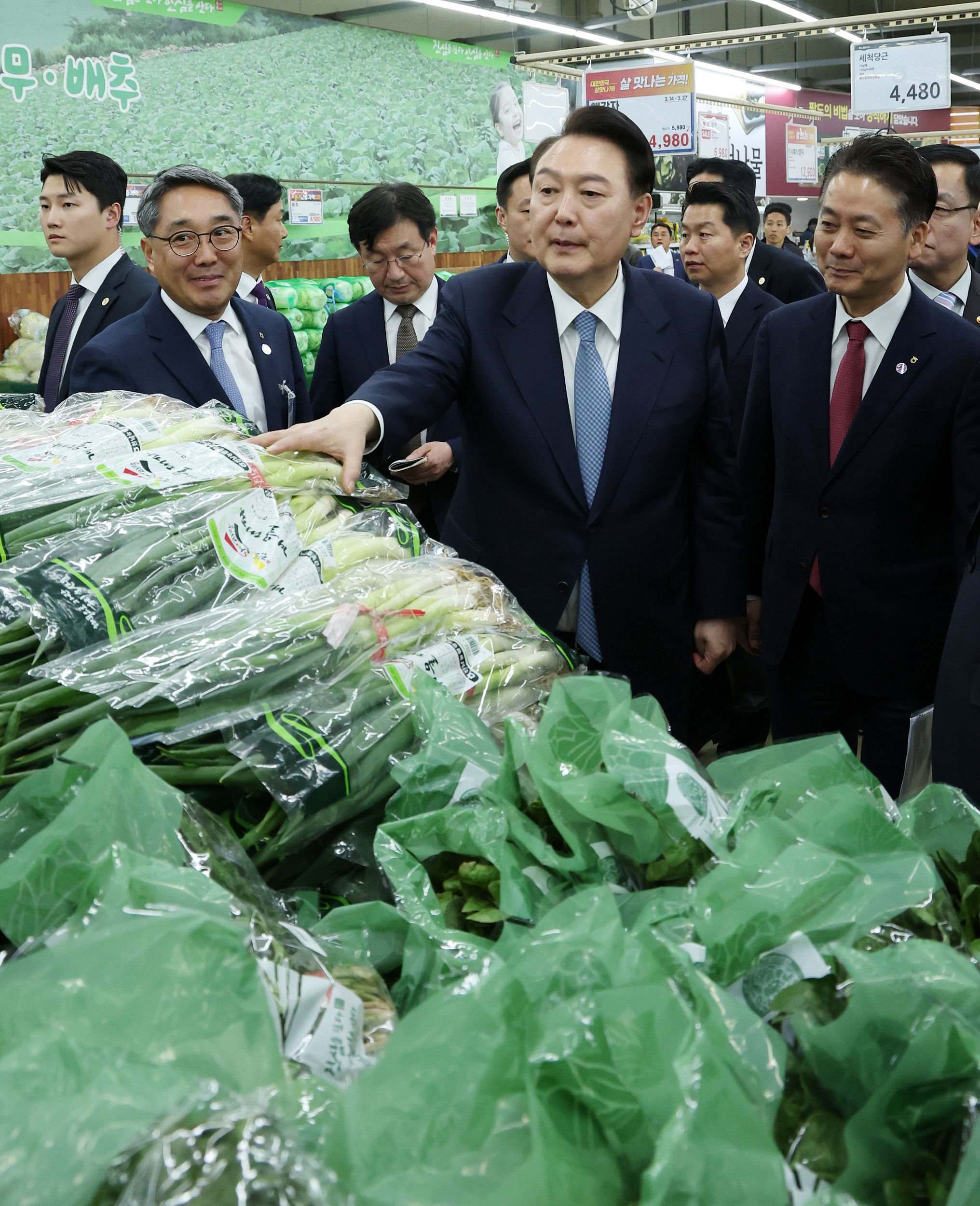 ▲▼南總統尹錫悅3月18日視察首爾某超市，檢視上漲的蔬果價格。（圖／VCG）