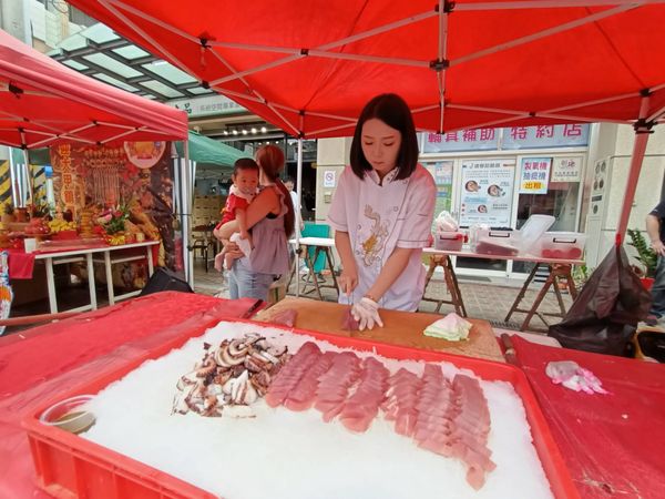 ▲恭迎大甲媽設鮪魚點心站。（圖／記者唐詠絮攝）