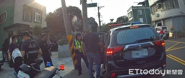 ▲台南市永康區三民街某民宅前，10日下午出現多名年輕人手上分持棍棒、刀械叫囂意圖尋仇鬥毆滋事，市警永康分局據報，立即啟動快打部隊及時制止一紛爭。（圖／記者林東良翻攝，下同）