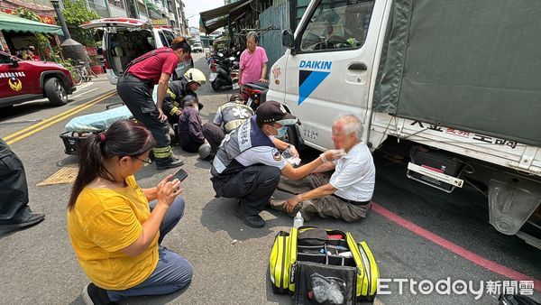 ▲一對夫妻被小貨車撞飛，救護人員進行檢傷包紮             。（圖／記者吳世龍攝）