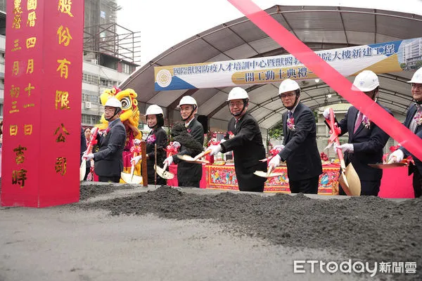 ▲興大「國際防疫暨教學醫院大樓」動土儀式大合影。（圖／記者游瓊華翻攝）