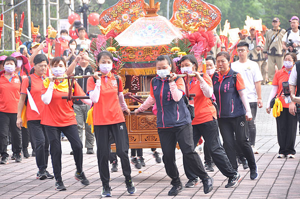 ▲大甲媽祖鑾轎進入明道大學。（圖／明道大學提供）