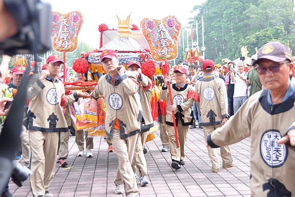 ▲大甲媽祖鑾轎進入明道大學。（圖／明道大學提供）