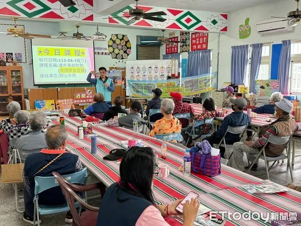 ▲台東縣警察局關山分局「識詐交安宣講團」受邀至文健站進行宣導。（圖／記者楊漢聲翻攝）