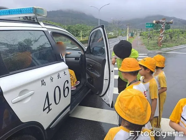 ▲小朋友們初次體驗巡邏車非常開心。（圖／記者楊漢聲翻攝）