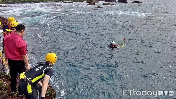 ▲蝙蝠洞公園海域驚見有人載浮載沈。（圖／記者郭世賢翻攝）