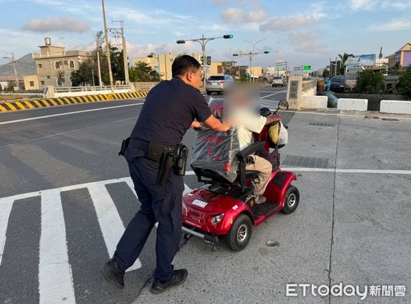 ▲恆春警分局車城分駐所警員張伊琳蘇郁翔推李男電動車平安返家             。（圖／記者陳崑福翻攝）