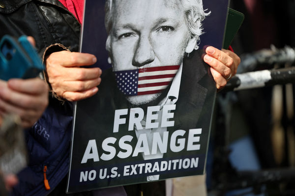 ▲▼維基解密（WikiLeaks）創辦人亞桑傑（Julian Assange）支持者在英國高等法院前舉牌抗議。（圖／路透）