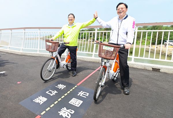 ▲銜接新竹縣與桃園市的「雙新自行車道」今天上午在新竹縣長楊文科、桃園市長張善政雙首長主持啟用儀式。（圖／桃市府提供）