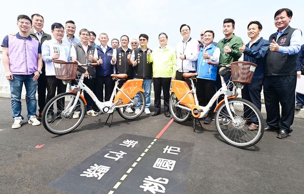 ▲銜接新竹縣與桃園市的「雙新自行車道」今天舉行啟用竣工典禮，中央、兩地首長、民代多人到場見證。（圖／桃市府提供）