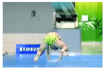 南韓選手金永南在仁川亞運男子跳水比賽，以「蛙式跳水」得了0分，引起中國網友調侃。（圖／取自網路）