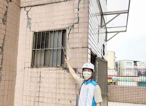 ▲桃園市結構技師接獲民眾通報後會勘建築龜裂問題。（圖／桃市府建管處提供）