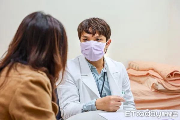 ▲陳俞名醫師表示，CGRP單株抗體是針對偏頭痛機轉研發出來的專一性預防性藥物，相較於傳統口服藥物副作用非常少。（圖／慈濟醫學中心提供，下同）