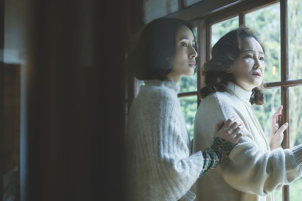 ▲▼花系列王牌女主角王淑娟與偶像劇視后林依晨飾演母女。林依晨、蔡淑臻兩位金鐘視后對手戲讓人拭目以待             。（圖／公視、MyVideo）