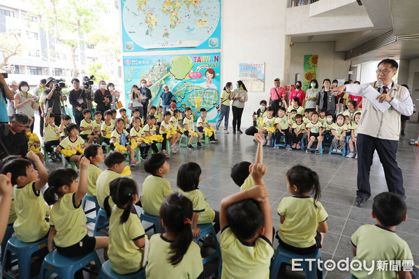 ▲台南市長黃偉哲前往新南國小附設幼兒園，瞭解教托機構防治整備，親自向小朋友示範正確洗手步驟，希望小朋友養成防疫觀念，遠離腸病毒。（圖／記者林東良翻攝，下同）