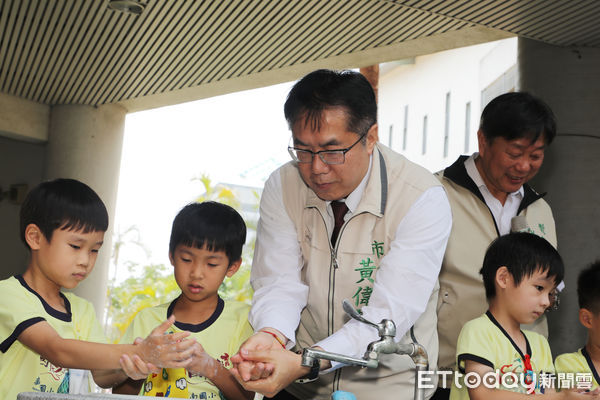 ▲台南市長黃偉哲前往新南國小附設幼兒園，瞭解教托機構防治整備，親自向小朋友示範正確洗手步驟，希望小朋友養成防疫觀念，遠離腸病毒。（圖／記者林東良翻攝，下同）