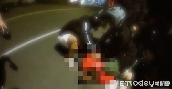 ▲▼潘嫌面交毒品見是警方誘捕，想逃又被壓制地面，警方並起出毒品咖啡包62包(總毛重約126.5公克)。（圖／記者游芳男翻攝，下同）