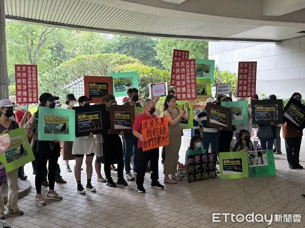 ▲▼動保團體「社團法人台灣動物方舟協會」、「台灣動物共生聯盟」12日下午赴議會陳情，要求重修自治條例，採取「餵食管理」取代「禁止餵食」。（圖／記者袁茵翻攝）