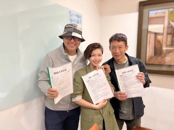 ▲于子育、郭子乾與王偉忠演出舞台劇《謝謝大家收看》。（圖／金星文創提供）