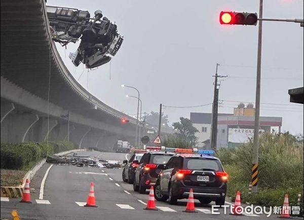 ▲▼       西濱死亡車禍      。（圖／翻攝記者爆料網）