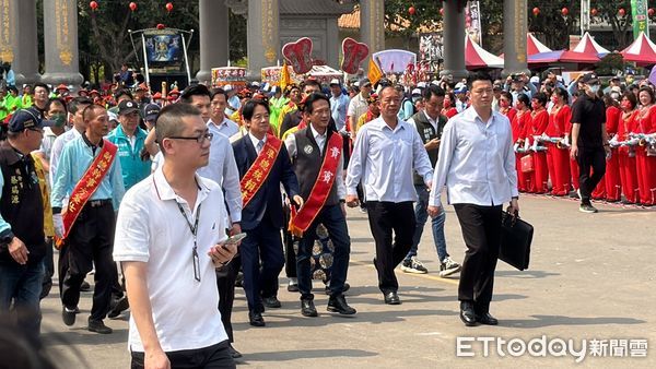 ▲▼賴清德和黃偉哲為正統鹿耳門聖母廟「鹿耳門媽」主帥轎扶轎。（圖／林東良攝）