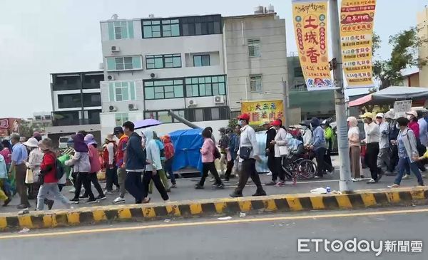 ▲▼賴清德和黃偉哲為正統鹿耳門聖母廟「鹿耳門媽」主帥轎扶轎。（圖／林東良攝）