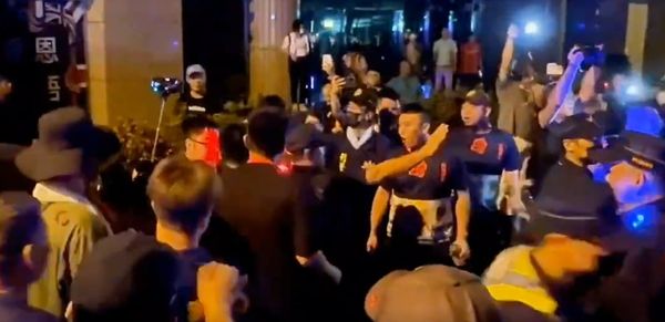 ▲大甲媽行經彰化市中山路爆推擠搶轎。（圖／翻攝自社會事新聞影音）