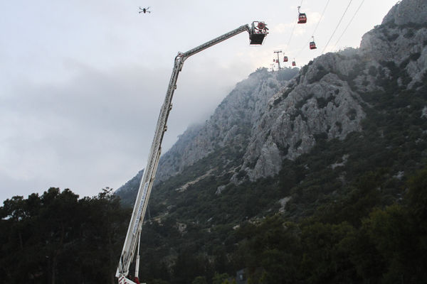 ▲▼土耳其渡假勝地安塔利亞（Antalya）觀光纜車失速衝撞岩石，嚴重受損只剩骨架。（圖／達志影像／美聯社）