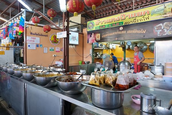 ▲▼泰國曼谷｜美功鐵道市場 Maeklong．曼谷近郊一日遊必訪景點，火車經過攤販特殊求生之道。（圖／飛天璇提供）