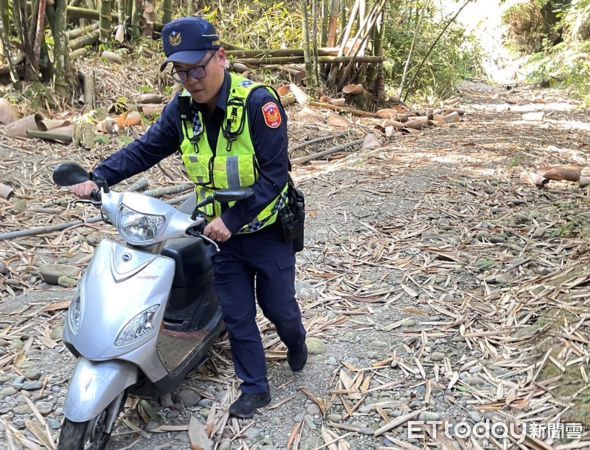 ▲林內分駐所所長陳泯澔、警員鄭永駿最後在林茂村斗六東溪河床上發現老翁身影，因老翁多時未進食身體有些虛弱及身體淋溼等狀況。（圖／記者蔡佩旻翻攝）