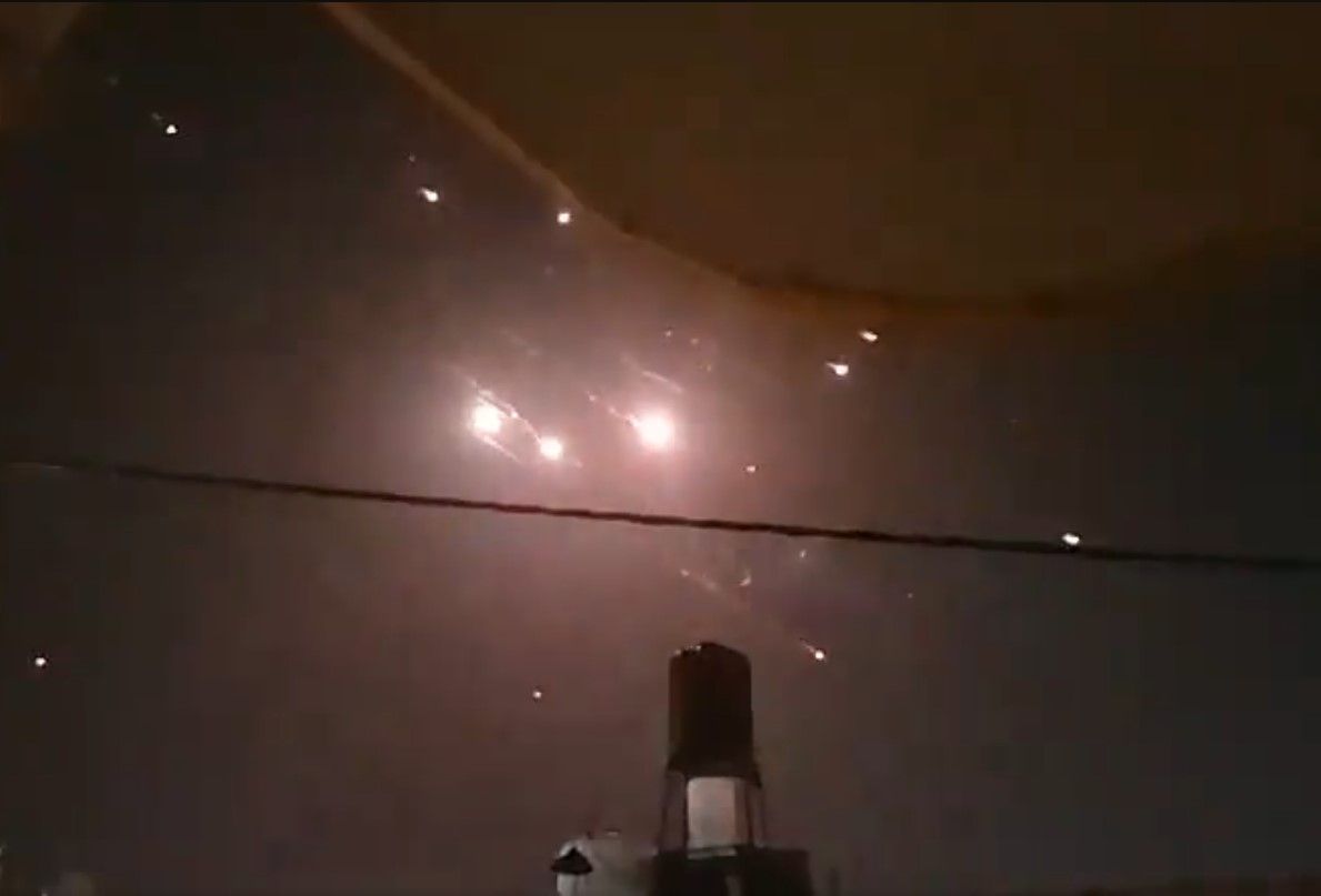 ▲以色列上空在大規模空襲後佈滿橘紅色火球。（圖／翻攝自X）