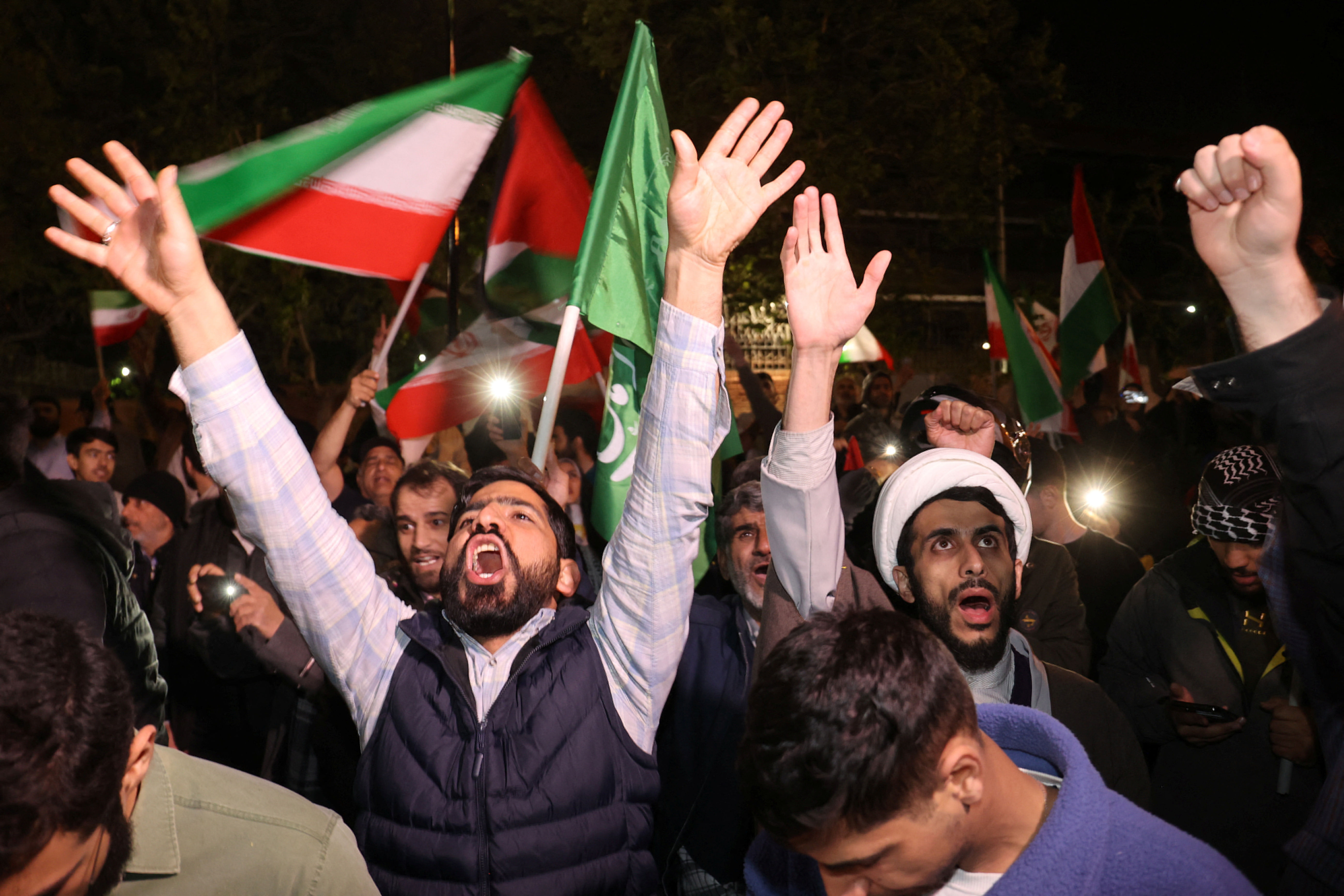 ▲▼ 伊朗群眾14日來到英國駐德黑蘭大使館前示威。（圖／路透）