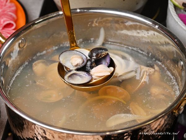 台中首創「黑蜆蛤蠣休肝鍋」鮮甜滿足！還能喝到馬祖新村桂花奶茶