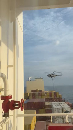 ▲▼革命衛隊成員從一架直升機登上懸掛葡萄牙國旗的「牡羊座號」(MSC Aries)貨輪，並指此貨輪與以色列有關。（圖／路透）