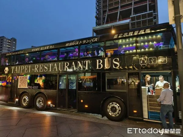 ▲台北雙層巴士觀光餐車，黑色酷炫的車身與車內淡紫的迷人燈光，成為台北信義區受人矚目的觀光焦點。（圖／記者張佩芬攝）