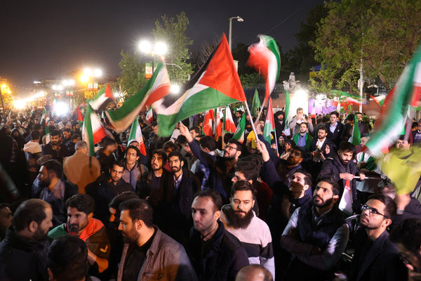 ▲▼ 伊朗示威者4月14日來到英國駐伊朗德黑蘭大使館前，參加反以色列集會。（圖／路透）