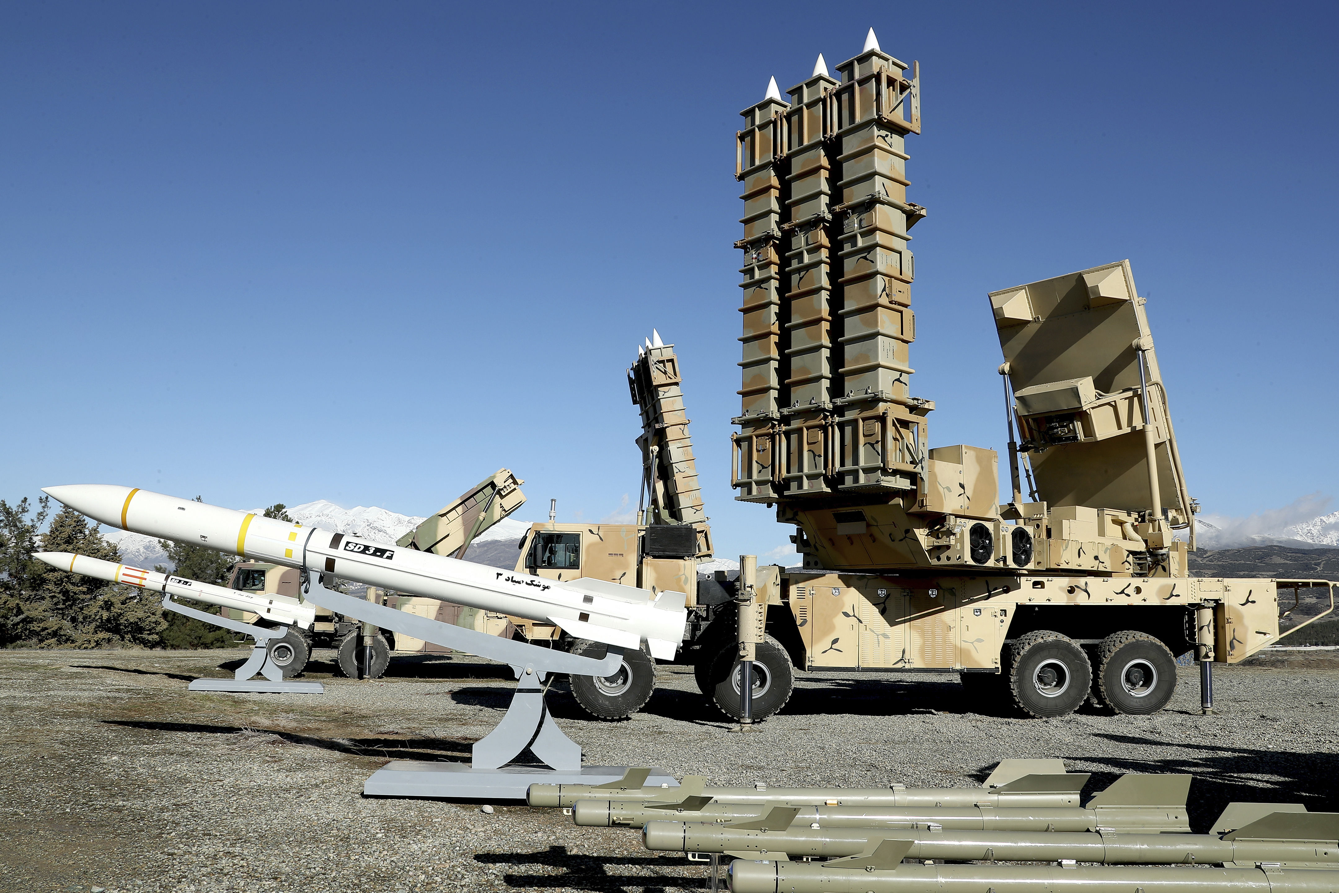 ▲▼伊朗國防部今年2月公布相片，右為伊朗國產阿爾曼反彈道飛彈系統、左為「獵人3型」（Sayyad-3）飛彈。（圖／達志影像／美聯社）