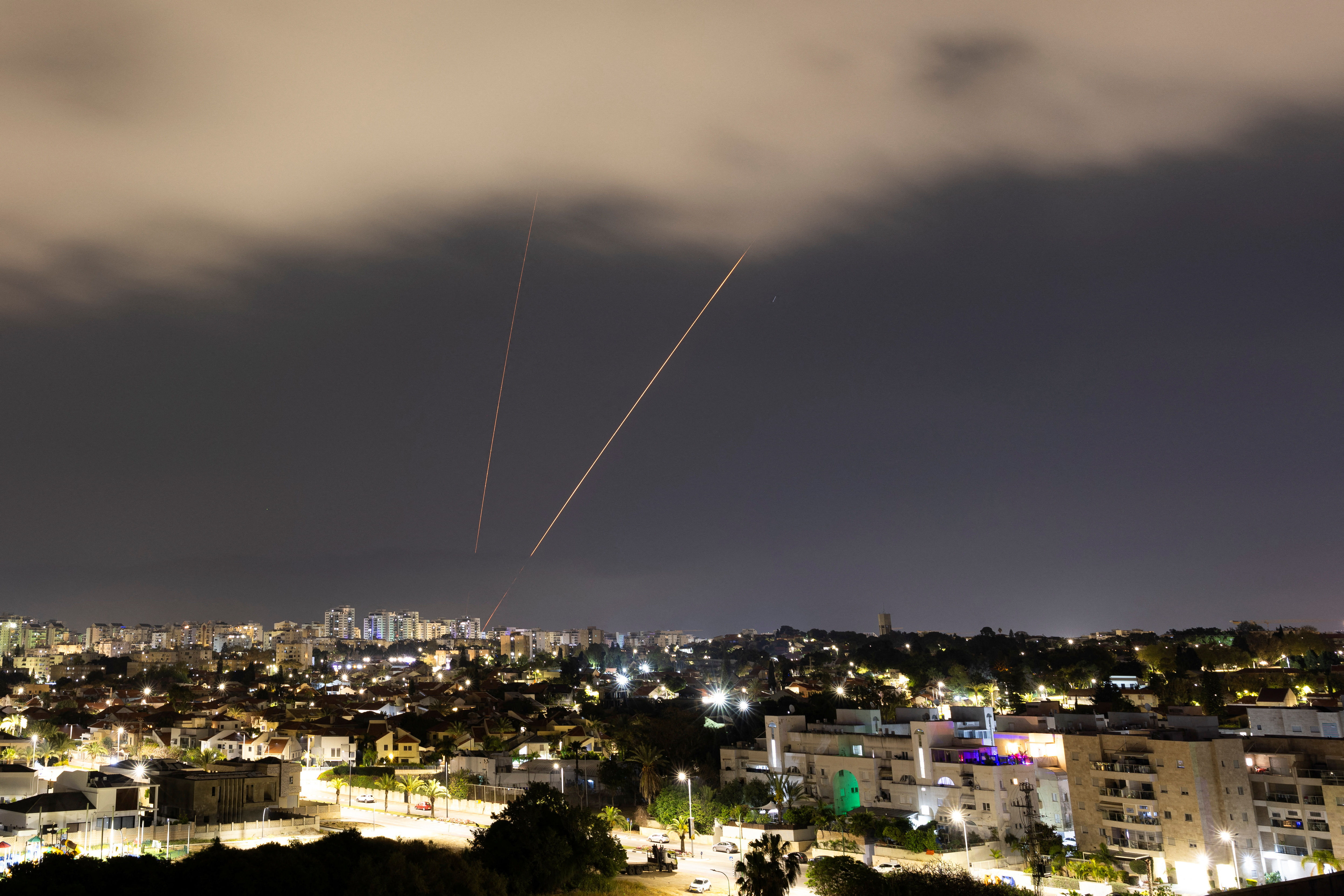 ▲伊朗向以色列發射飛彈與無人機之後，以色列上空有物體遭攔截。（圖／路透）