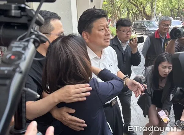 ▲徐巧芯見到傅崐萁瞬間眼淚奪眶而出，淚訴自己真的沒有涉入詐騙案。（圖／讀者提供）