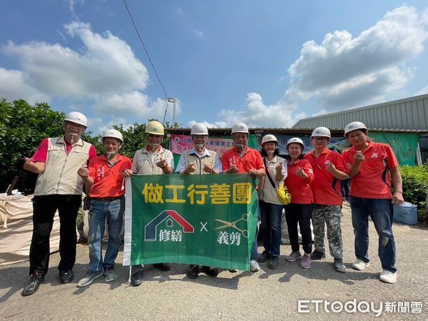 ▲台南市做工行善團連續接力施工，今日大功告成，沈家鳳議員、區長顏文穗和勞工局做工行善團夥伴們一起為案家掛上漆有「做工行善團 有情有疼心ㄟ厝」圖樣木牌。（圖／記者林東良翻攝，下同）